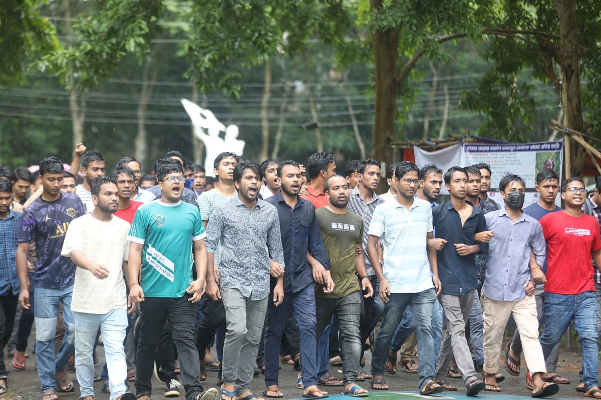 শাবিপ্রবি শিক্ষার্থী মো. বুলবুল আহমেদ হত্যায় সম্পৃক্ত ব্যক্তিদের গ্রেপ্তার ও বিচারের দাবিতে আজ মঙ্গলবার ক্যাম্পাসে বিক্ষোভ মিছিল করেছেন শিক্ষার্থীরা