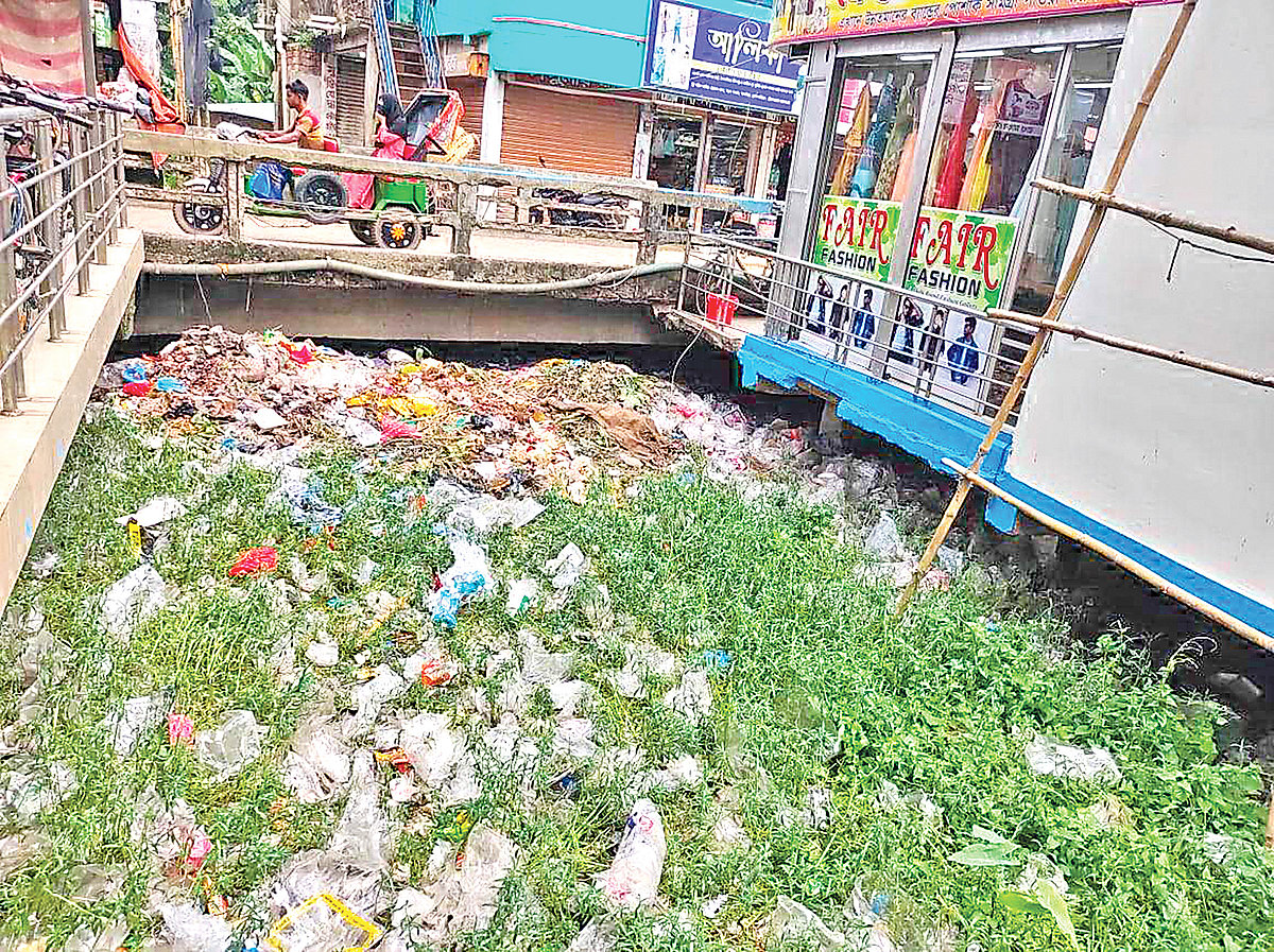 শত বছরের পুরোনো কালন্দি খাল দখলে ও দূষণে ভাগাড়ে পরিণত হয়েছে। সম্প্রতি আখাউড়া পৌর শহরের সড়কবাজার এলাকায়