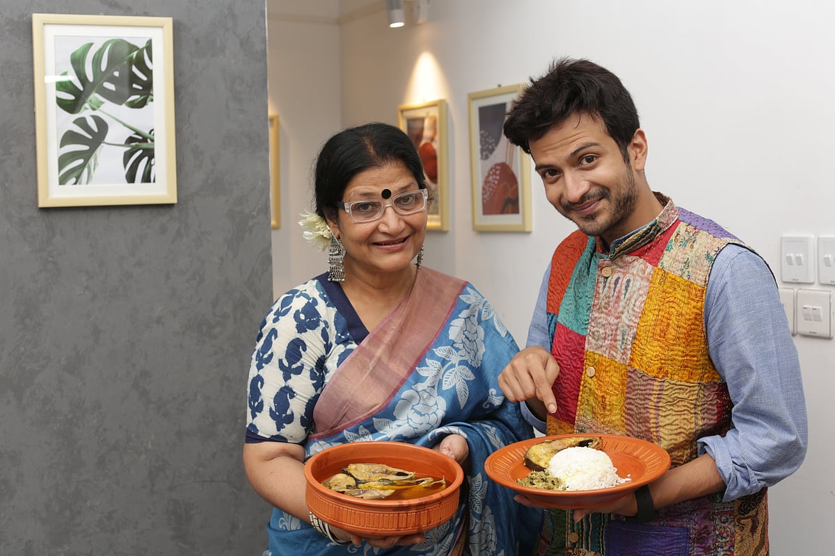 মা অভিনেত্রী শিল্পী সরকার অপু ও ছেলে অভিনেতা ইয়াশ রোহান রাঁধলেন তিন পদের ইলিশ