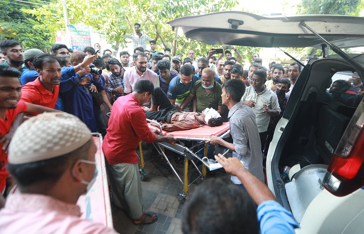 ট্রেন দুর্ঘটনায় আহতদের চট্টগ্রাম মেডিকেল কলেজ হাসপাতালে আনা হয়। একেকটি ট্রলি হাসপাতালে ঢুকতেই স্বজনেরা সেদিকে ছুটে যান। শুক্রবার বিকেলে হাসপাতালের জরুরি বিভাগের সামনে