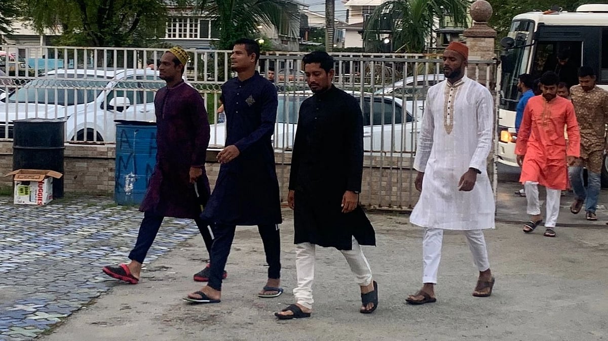 ঈদের নামাজ পড়তে মসজিদে ঢুকছেন বাংলাদেশের ক্রিকেটাররা