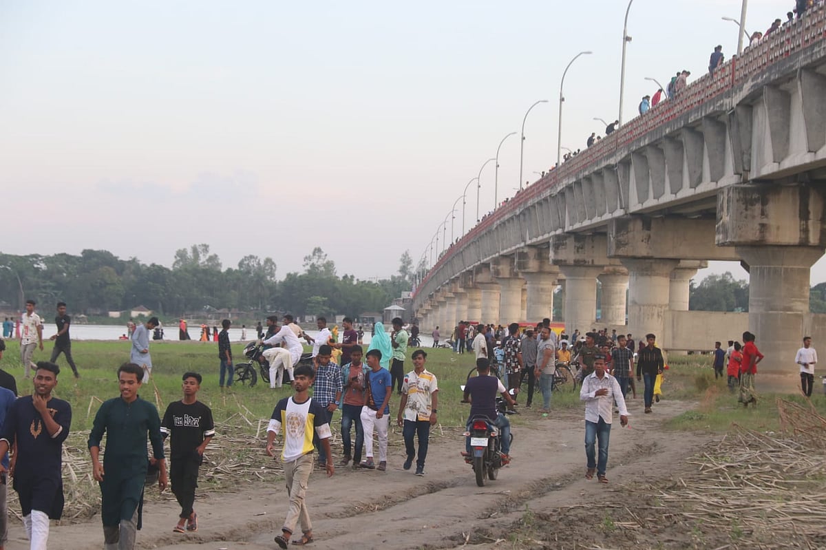 দর্শনার্থীদের পদচারণে মুখর রংপুরের গঙ্গাচড়া উপজেলার তিস্তা সেতু এলাকা
