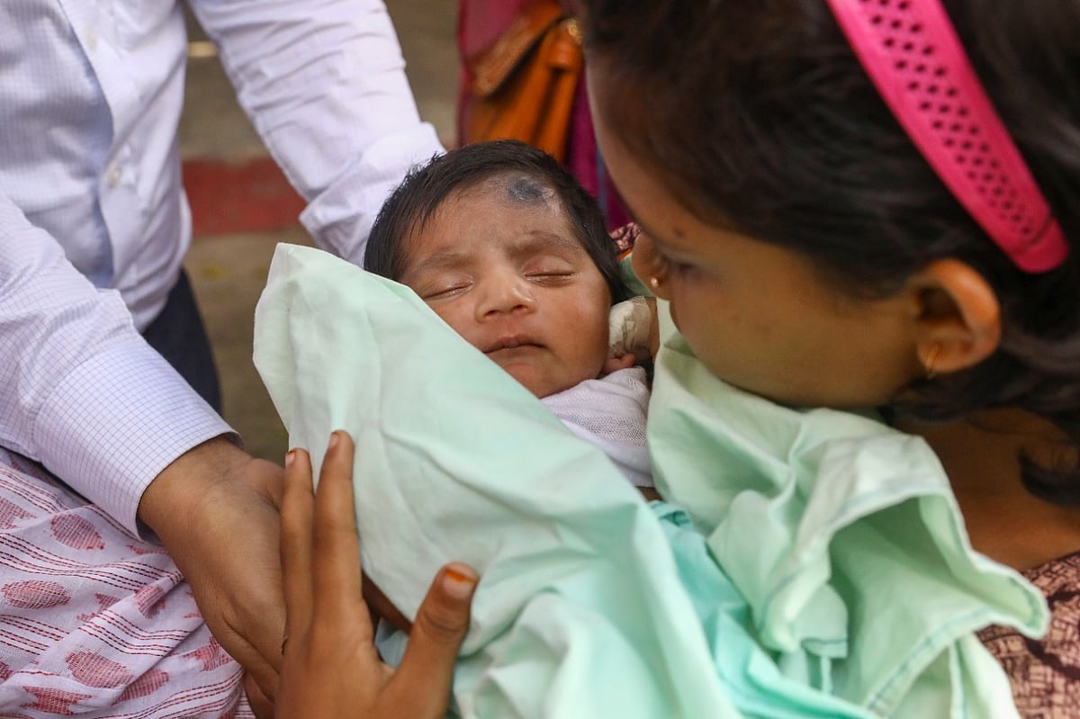 বড় বোন জান্নাত জড়িয়ে ধরে আছে ফাতেমাকে। শিশুমণি নিবাস, আজিমপুর, ঢাকা, ২৯ জুলাই