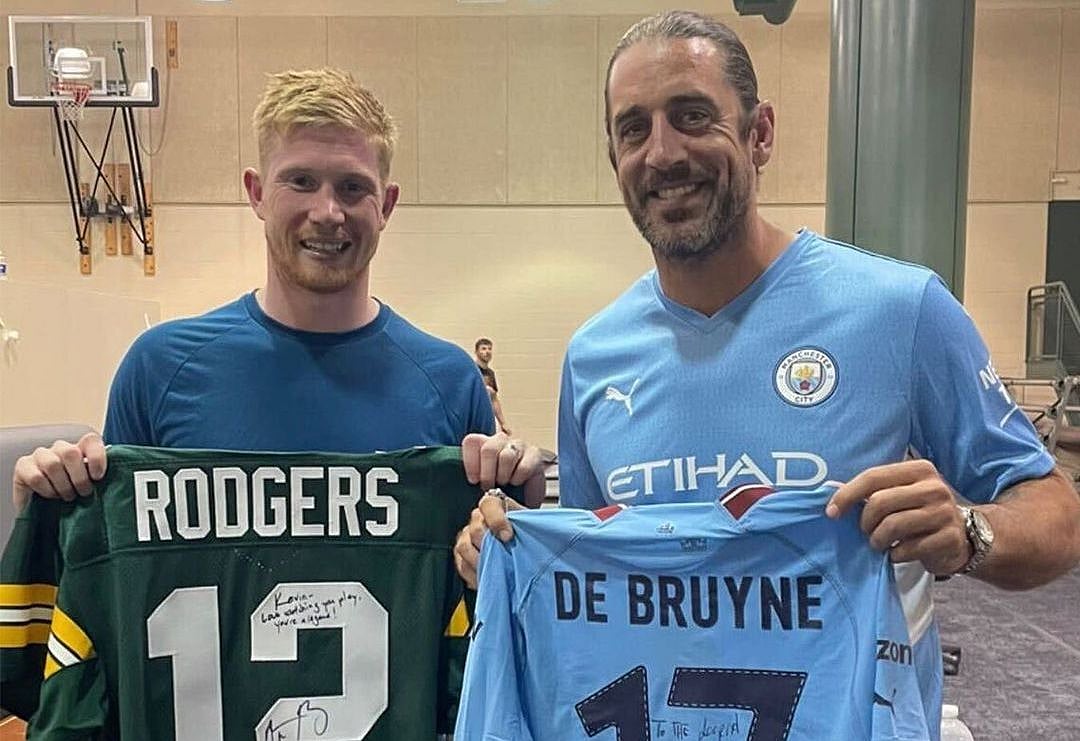 অ্যারন রজার্সের সঙ্গে কেভিন ডি ব্রুইনা