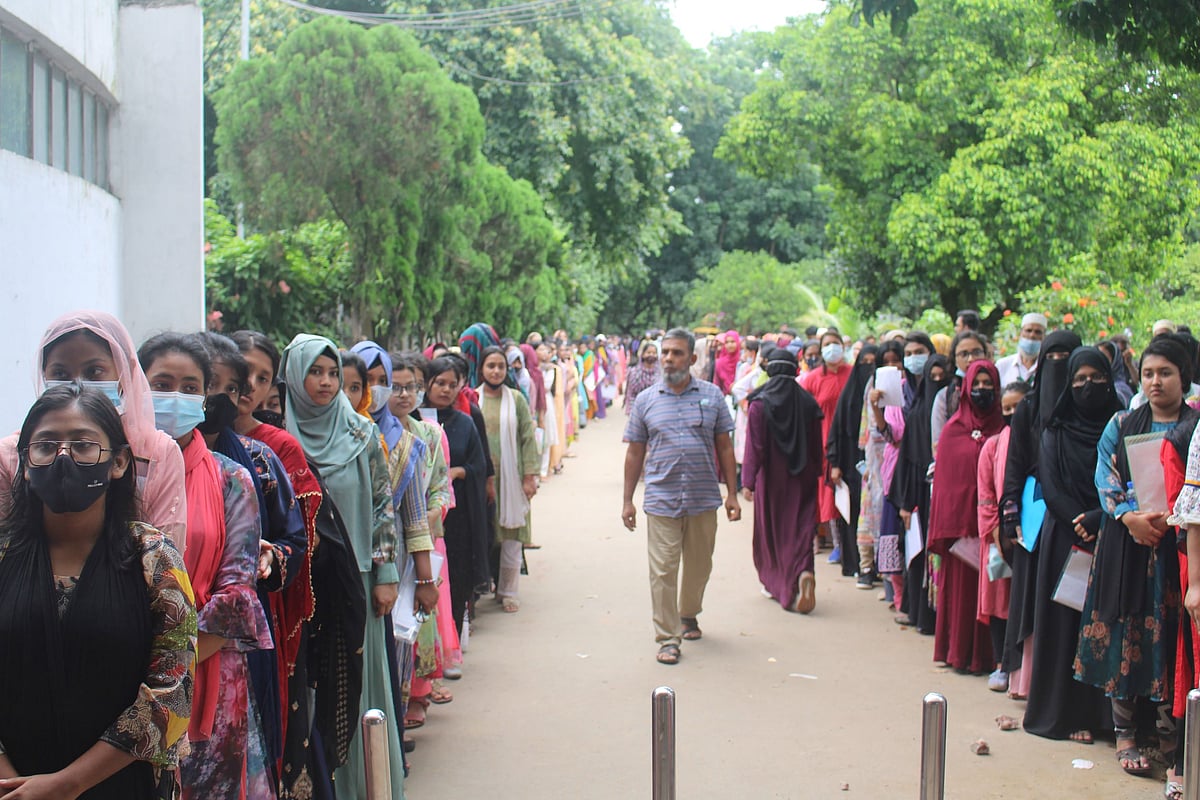 বিশ্ববিদ্যালয়ে ভর্তি পরীক্ষা দিতে আসা শিক্ষার্থীvf