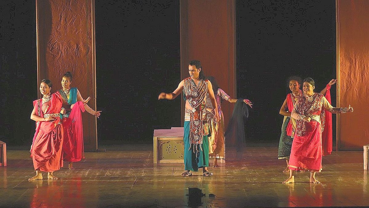 রাজনেত্র নাটকের কারিগরি প্রদর্শনীর একটি দৃশ্য। ছবি: আরণ্যকের সৌজন্যে