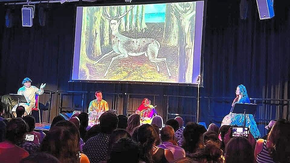 আলো-আঁধারি পরিবেশে বিশ্বখ্যাত ভারতীয় শিল্পী বিদুষী কালা রামনাথের ক্রন্দসী বেহালায় শাস্ত্রীয় সুরের মূর্ছনা বুঁদ করে রেখেছিল হলভর্তি শ্রোতাদের