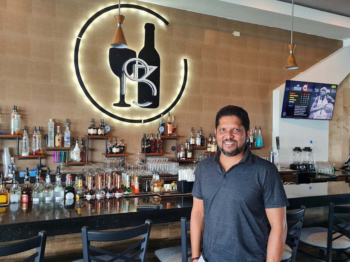 নিজের রেস্টুরেন্ট আরএস ৫৩ রেস্টোবার অ্যান্ড লাউঞ্জে রামনরেশ সারওয়ান