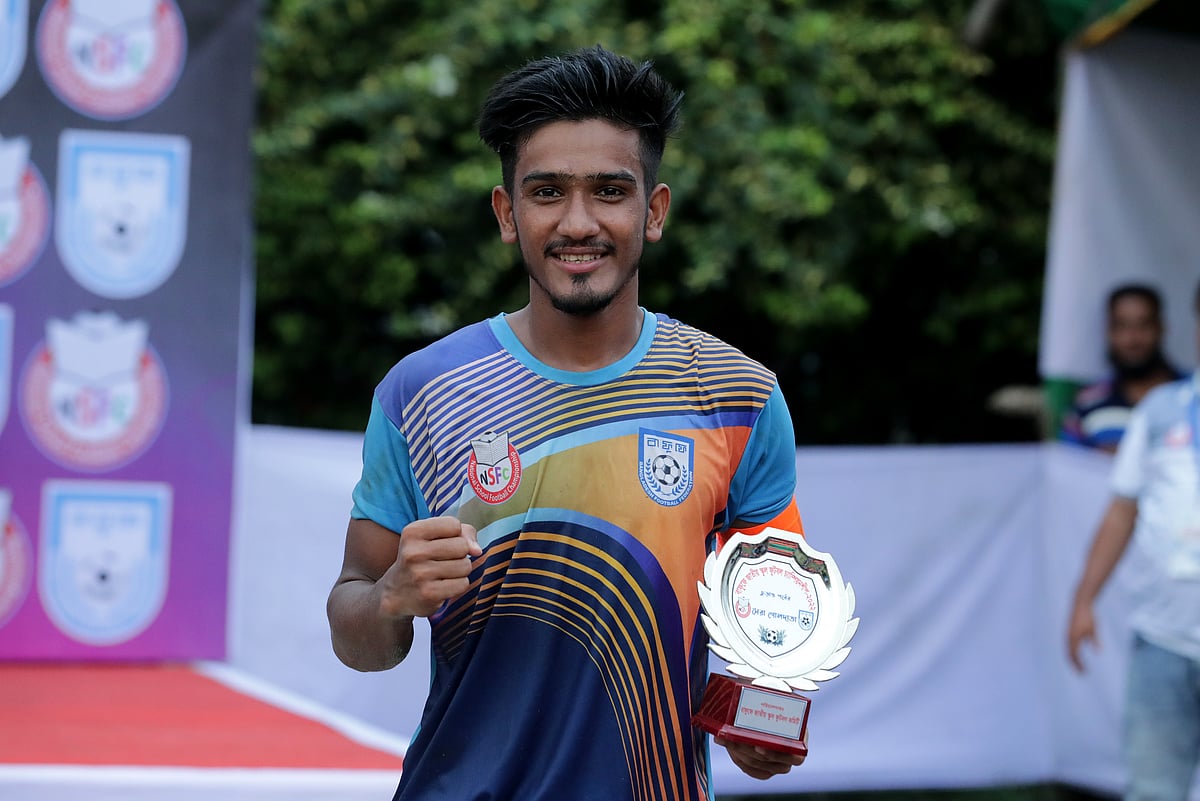 সর্বোচ্চ গোলদাতার  পুরস্কারের ট্রফি হাতে নীলফামারী ছমির উদ্দিন স্কুলের নাঈম