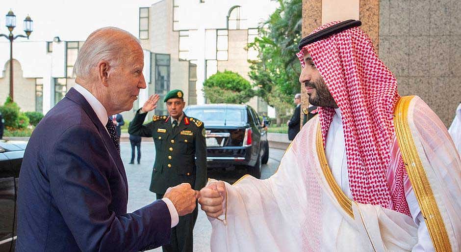 মার্কিন প্রেসিডেন্ট জো বাইডেন সম্প্রতি সৌদি আরব সফরে গিয়ে দেশটির যুবরাজ মোহাম্মদ বিন সালমানের সঙ্গে মুষ্টিবদ্ধ হাত মেলান