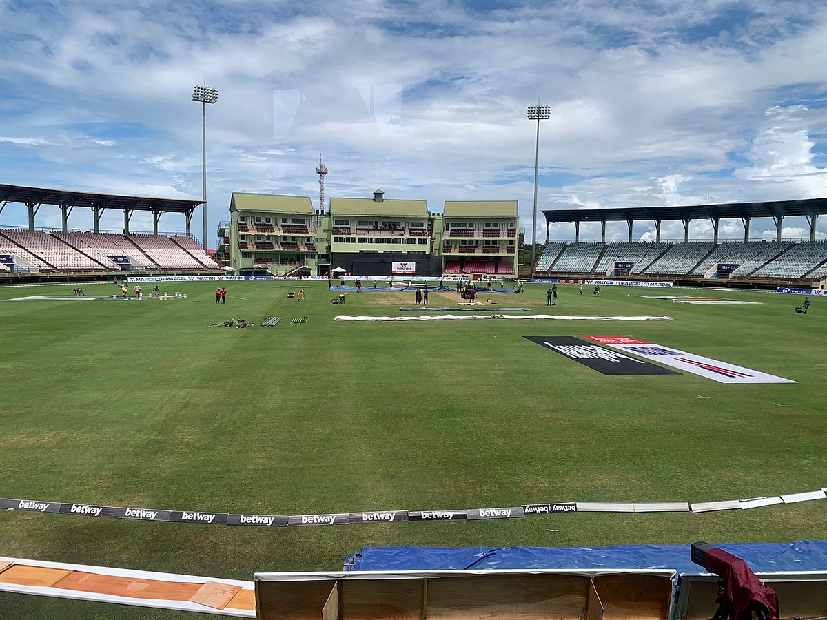 উইকেটের ওপর থেকে কাভার সরিয়ে নেওয়া হয়েছে