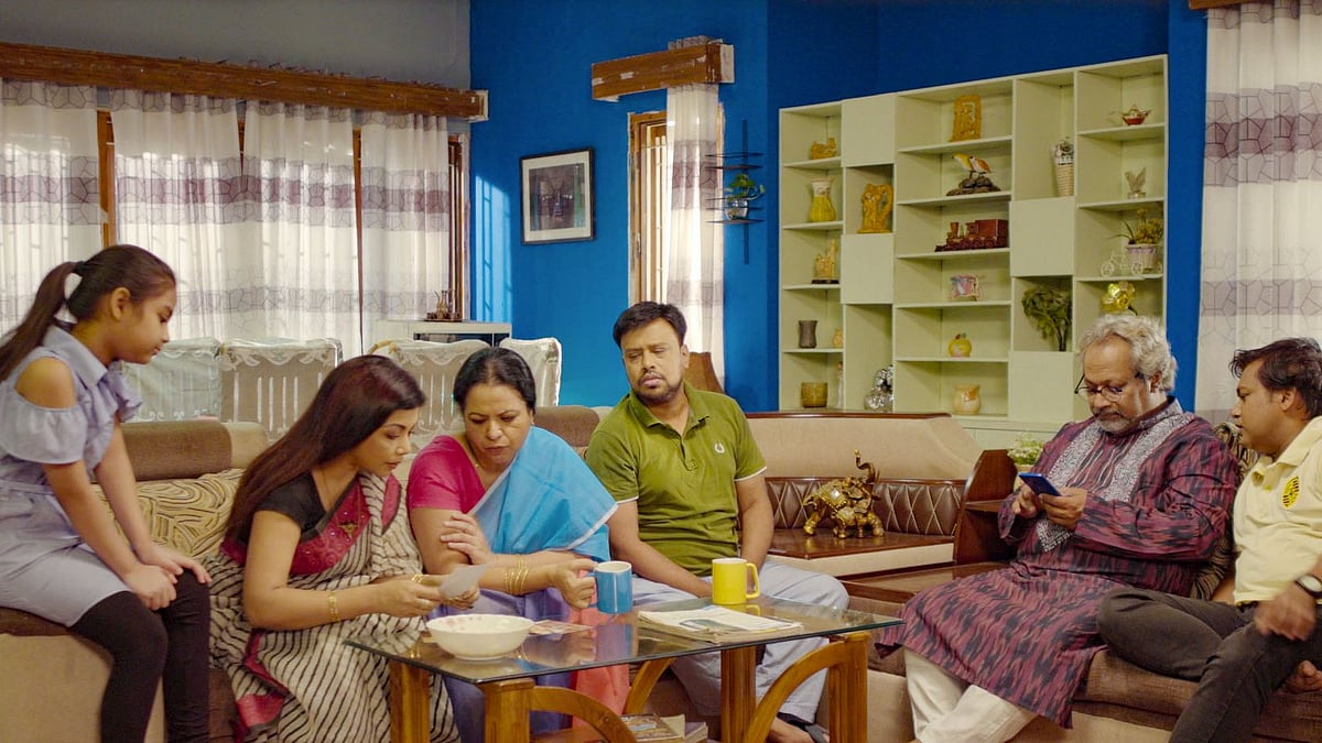 টেলিভিশনে ধারাবাহিকে দর্শক আগ্রহ কমলেও কিছু নাটক ১০০ পর্বের গণ্ডি পেরোচ্ছে। আজ যেমন জয়েন্ট ফ্যামিলির ১০০তম পর্ব প্রচারিত হবে এনটিভিতে। ছবি: সংগৃহীত