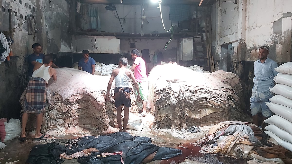 পোস্তার একটি আড়তে চামড়া সংরক্ষণ করছেন শ্রমিকেরা। গত রোববার পুরান ঢাকার পোস্তায়।