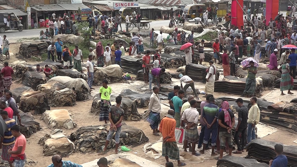 যশোরের রাজারহাটে ঈদ–পরবর্তী দ্বিতীয় হাটের দিন আজ শনিবার জমজমাট কেনাবেচা হয়েছে।