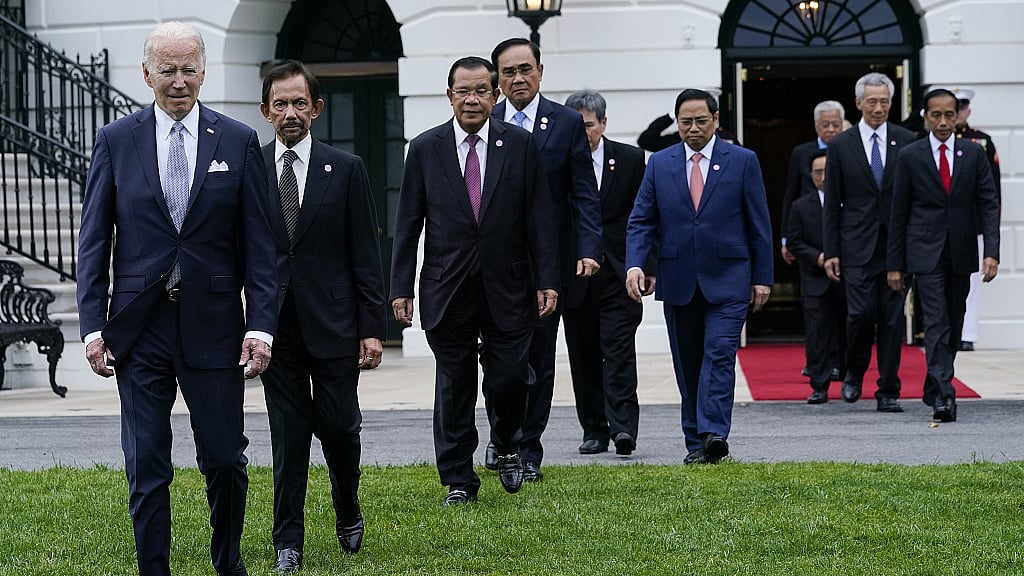 যুক্তরাষ্ট্রের প্রেসিডেন্ট জো বাইডেনের উদ্যোগে আত্মপ্রকাশ করেছে বহুল আলোচিত অর্থনৈতিক জোট ইন্দো-প্যাসিফিক ইকোনমিক ফ্রেমওয়ার্ক (আইপিইএফ)। বিশ্লেষকেরা বলছেন, নতুন এ জোট যতটা অর্থনৈতিক, তার চেয়ে বেশি রাজনৈতিক। মূলত চীনকে ঠেকাতেই এ জোটের আত্মপ্রকাশ। গত মে মাসে হোয়াইট হাউসে বৈঠক শেষে নতুন এ জোটভুক্ত বিভিন্ন দেশের নেতারা