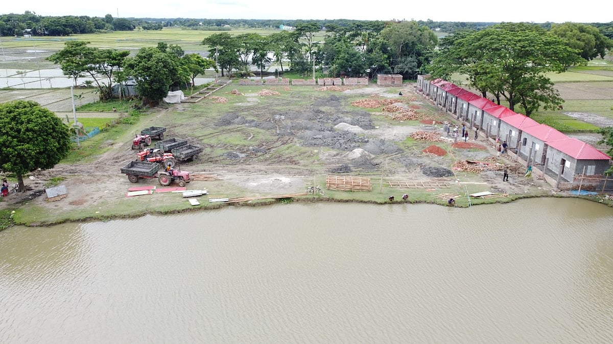 নেত্রকোনার কেন্দুয়ায় বলাইশিমুল খেলার মাঠের জায়গায় ভূমিহীন ও গৃহহীনদের জন্য নির্মাণাধীন ঘর