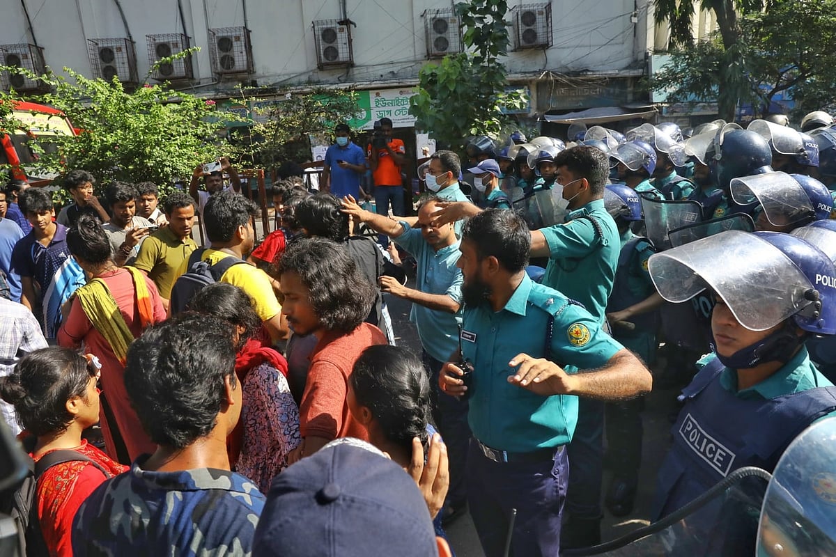 বিক্ষোভ মিছিলের সময় পুলিশের অবস্থান