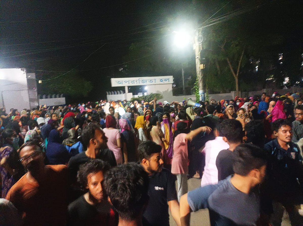 রাত সাড়ে ১০টার দিকে অপরাজিতা হলের একদল ছাত্রী ফটকের তালা ভেঙে বাইরে এসে বিক্ষোভ শুরু করেন
