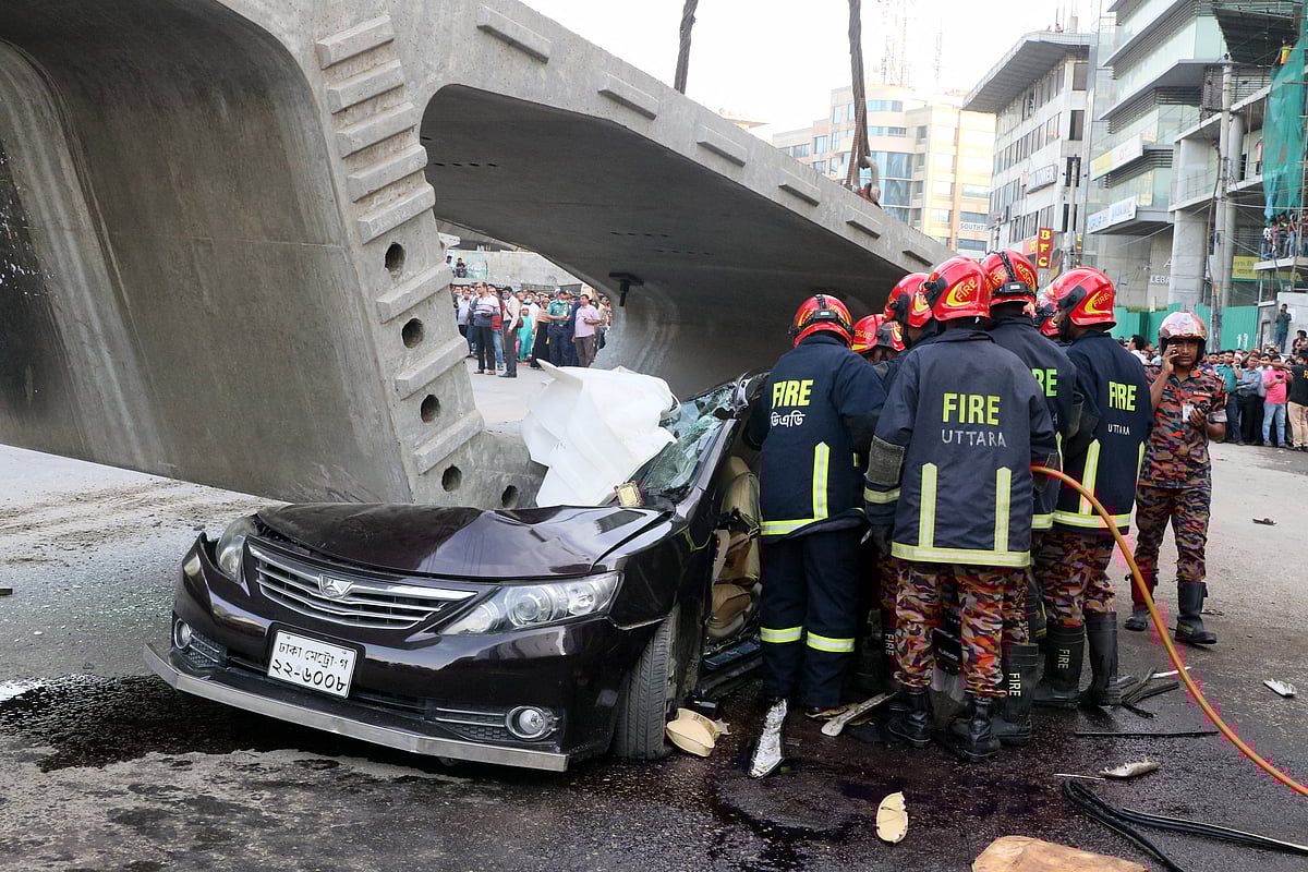 রাজধানীর উত্তরায় নির্মাণাধীন ফ্লাইওভারের গার্ডার প্রাইভেট কারের ওপর পড়ে নিহত হয়েছেন পাঁচজন