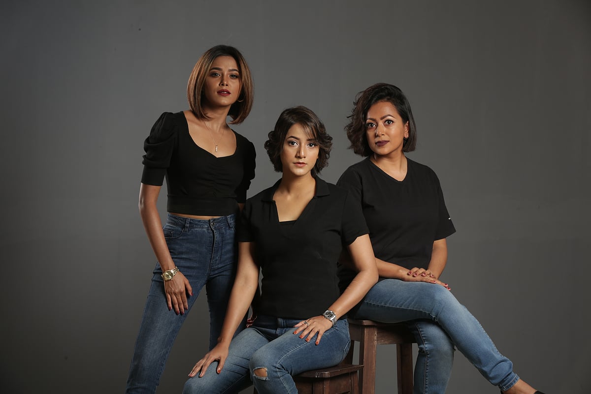 অনেকেই এখন ছোট চুলে অনুভব করছেন আত্মবিশ্বাস আর আরাম। নকশার এ আয়োজনে মডেল হয়েছেন মাহেলেকা জাবিন, নীল হুরেজাহান ও নিলুফা জাহান।