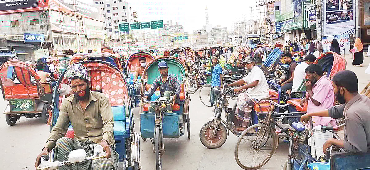 ব্যাটারিচালিত অটোরিকশার দখলে সড়ক। সম্প্রতি কেরানীগঞ্জের কদমতলী জিনজিরা সড়কের লায়ন শপার্স বিপণিবিতানের সামনে