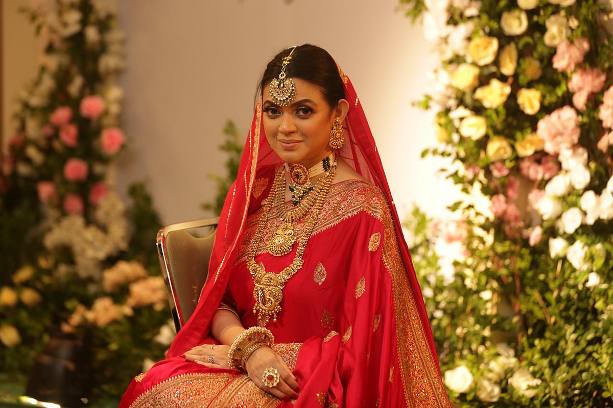 লালশাড়ি বউ আছে, ছিল, থাকবে।