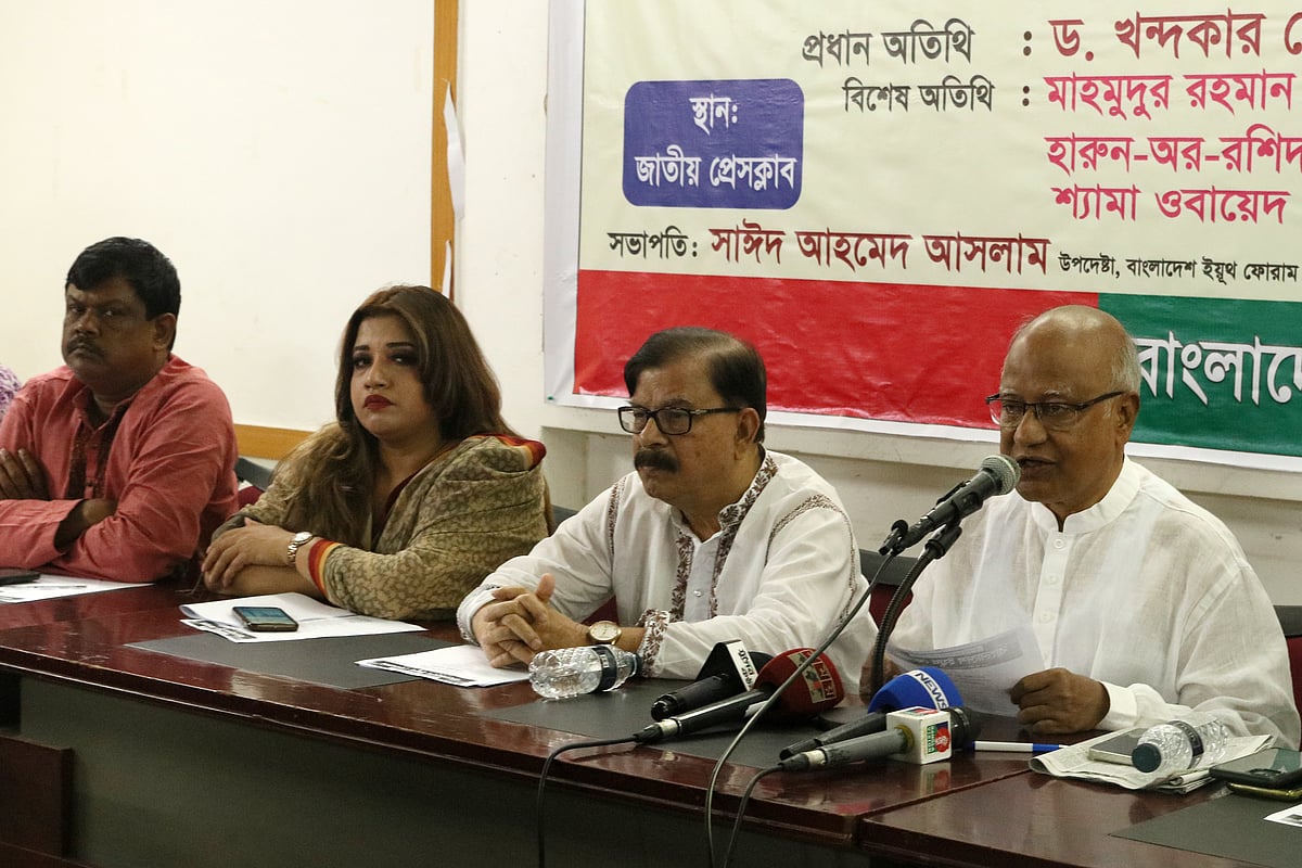 গোলটেবিল আলোচনায় বিএনপির স্থায়ী কমিটির জ্যেষ্ঠ সদস্য খন্দকার মোশাররফ হোসেন বলেন, সরকার নতুন পদ্ধতিতে ডাকাতি করে আবার গায়ের জোরে টিকে থাকতে চায়। জাতীয় প্রেসক্লাব, ঢাকা, ৩ আগস্ট