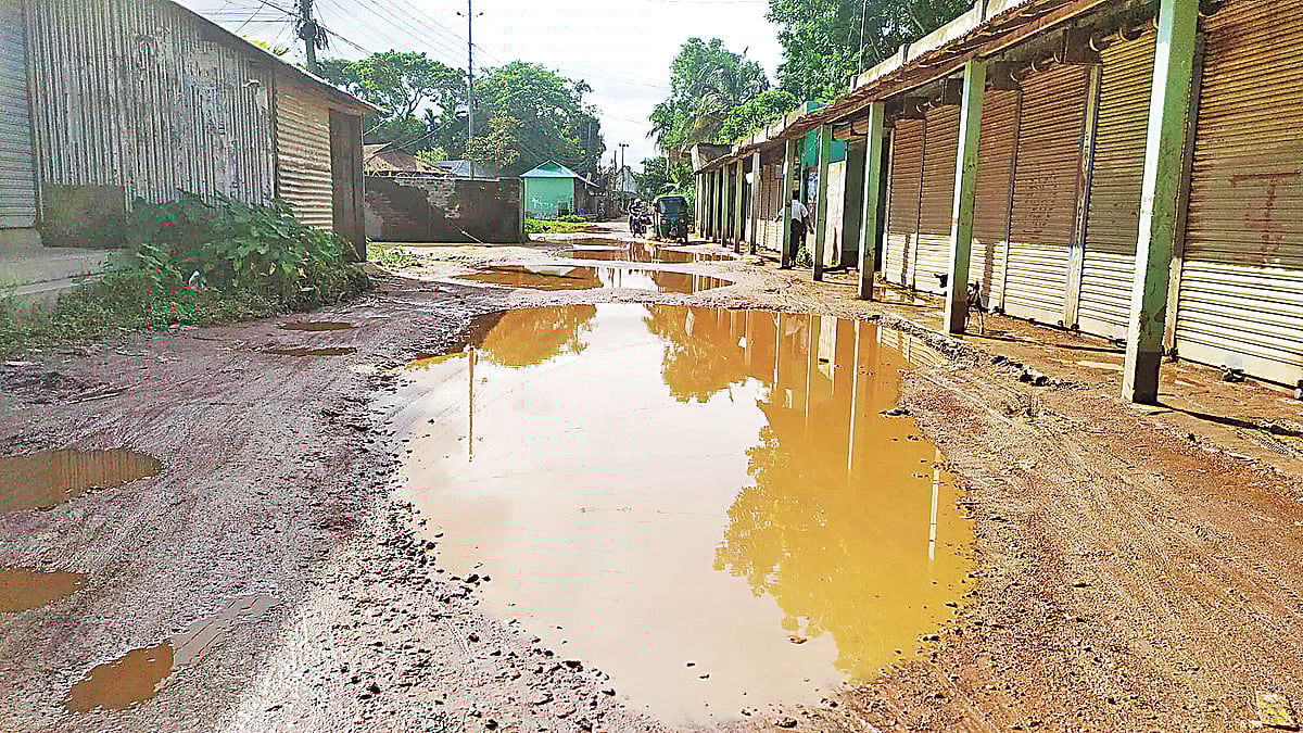 সড়কে বড় বড় খানাখন্দ। এতে ভোগান্তিতে পড়েছেন পথচারীরা। গত রোববার নেত্রকোনার ইসলামপুর মোড় এলাকায়