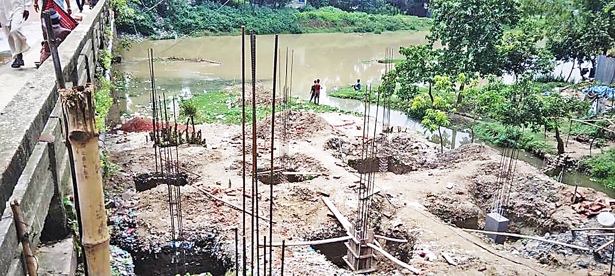 ছোট যমুনা নদীর সেতুর নিচে ইজারা নেওয়া জমিতে নির্মাণ করা হচ্ছে আওয়ামী লীগের কার্যালয়। দিনাজপুরের ফুলবাড়ী উপজেলায়