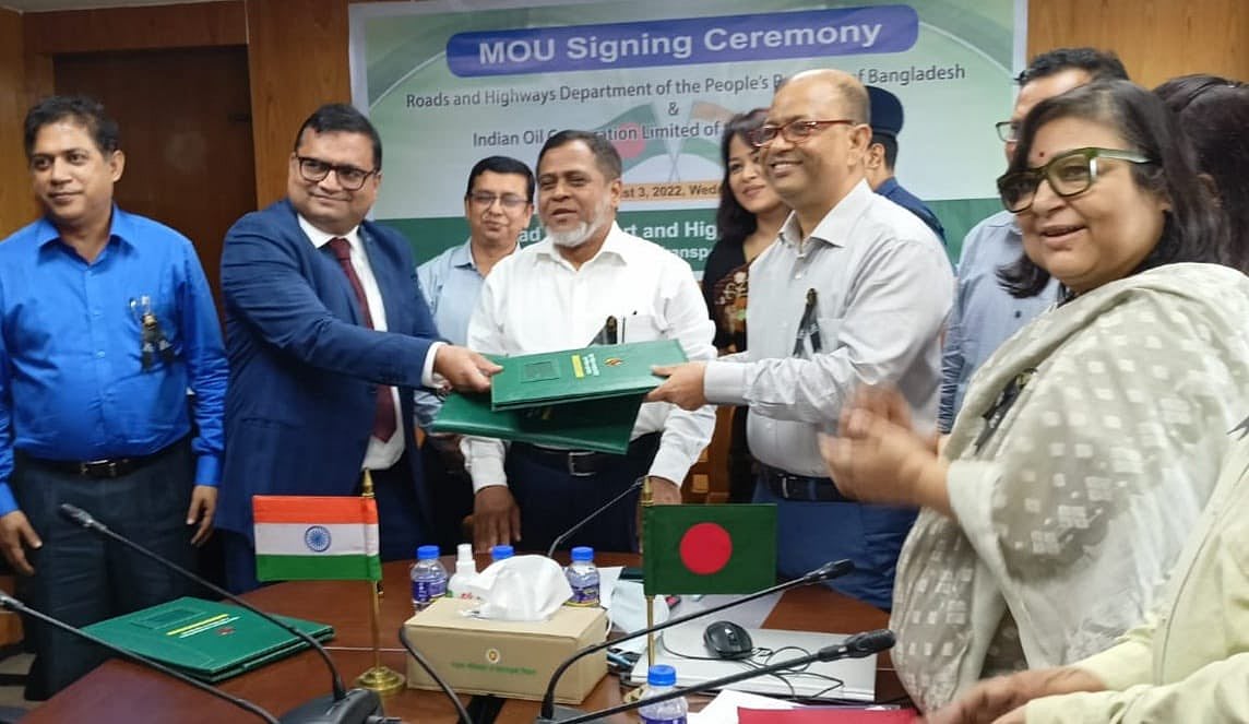 বাংলাদেশের সড়ক ও জনপথ অধিদপ্তর (সওজ) এবং ভারতের ইন্ডিয়ান অয়েল করপোরেশন লিমিটেডের (আইওসিএল) কর্মকর্তারা ওই এমওইউ সই করেন