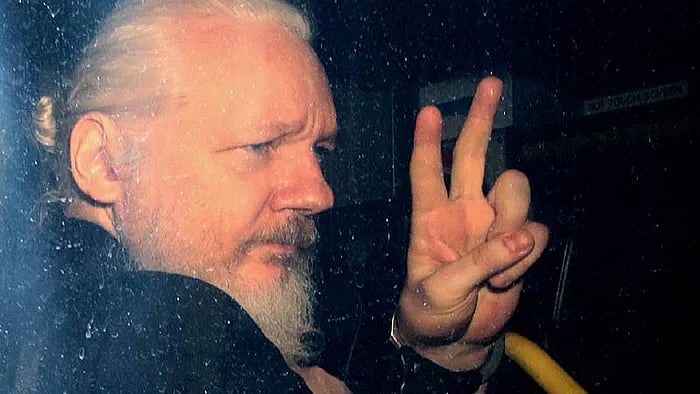 উইকিলিকসের প্রতিষ্ঠাতা জুলিয়ান অ্যাসাঞ্জ