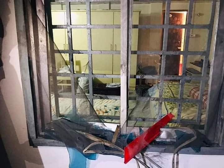 হামলাকারীরা বাড়ির জানালার গ্লাস, চেয়ার, টেবিল ও শীতাতপনিয়ন্ত্রণ যন্ত্র ভাঙচুর করে। গত সোমবার সন্ধ্যায় লক্ষ্মীপুর শহরের পুরাতন গোহাটা এলাকায়