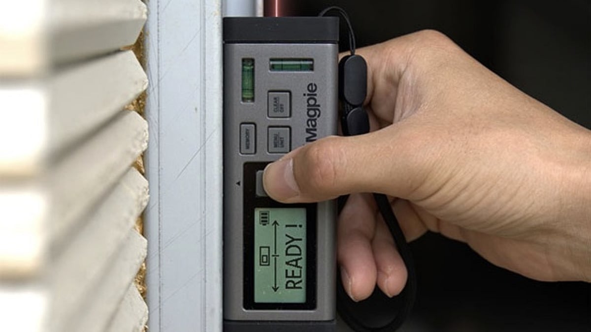 দূরত্ব মাপার জন্য লেজার রশ্মি ব্যবহার করে যন্ত্রটি।