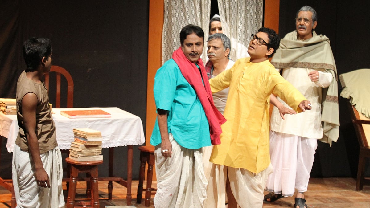 ‘বৈকুণ্ঠের খাতা’ নাটকের একটি দৃশ্য। ছবি: সংগৃহীত