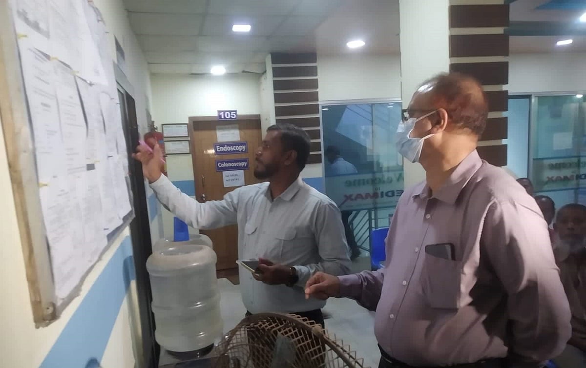 বুধবার দুপুরে বিভিন্ন হাসপাতাল ও রোগনির্ণয় কেন্দ্রে অভিযান চালান চট্টগ্রামের সিভিল সার্জন