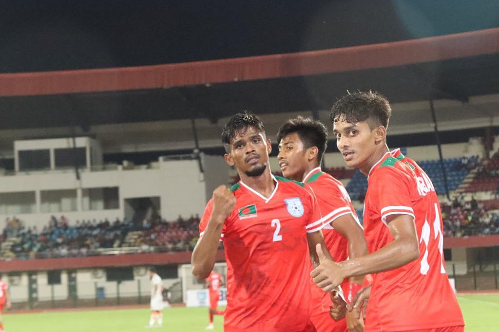 শাহীন মিয়ার গোলে এগিয়ে যাওয়ার পর বাংলাদেশের যুবাদের আনন্দ। এই উচ্ছ্বাস অবশ্য ম্যাচ শেষে আর থাকেনি