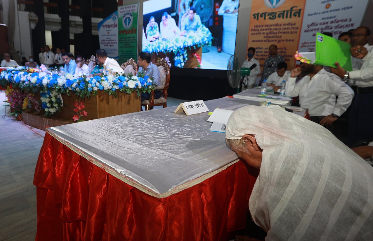 নূর চেহের বেগমের ৪০ বছরই কেটেছে জেলা প্রশাসন ও বন্দর কর্তৃপক্ষের দুয়ারে দুয়ারে। দুর্নীতি দমন কমিশনের গণশুনানিতে তিক্ত অভিজ্ঞতার কথা বলতে গিয়ে কান্নায় ভেঙে পড়েন তিনি। আজ বেলা ১টা ৩০ মিনিটে চট্টগ্রাম নগরের শাহ আলম বীর উত্তম অডিটরিয়ামে