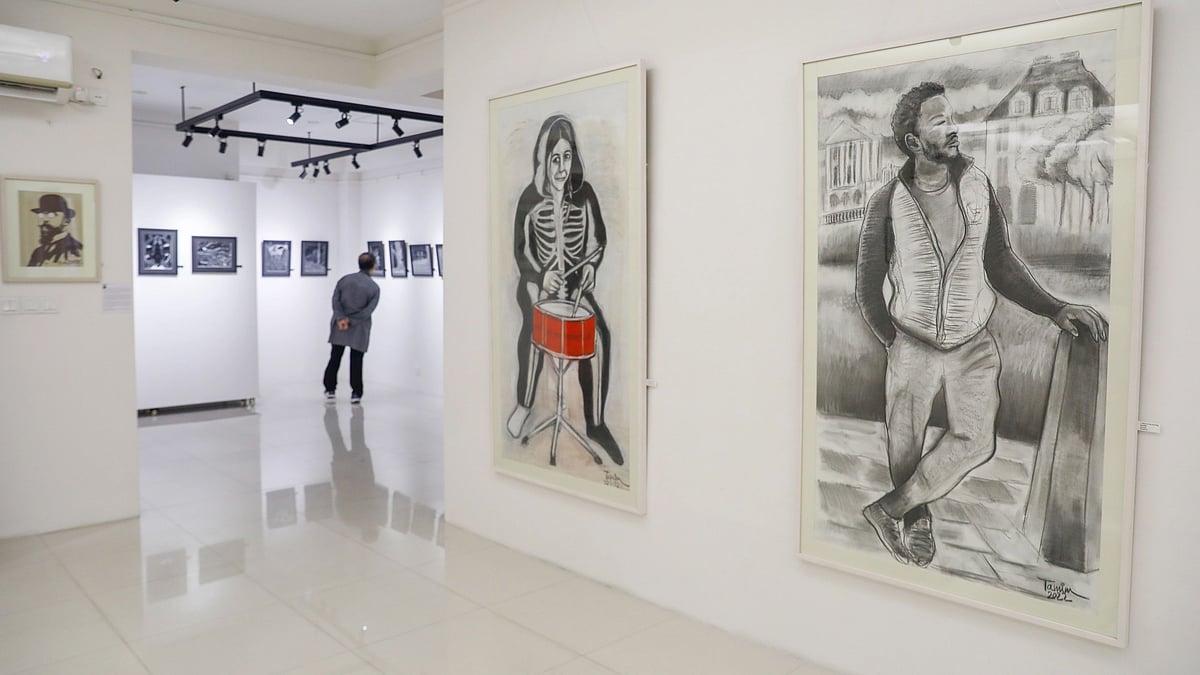 বাস্তবের নিজের পরিচিত মানুষগুলোকেও তুলে ধরেছেন ক্যানভাসে