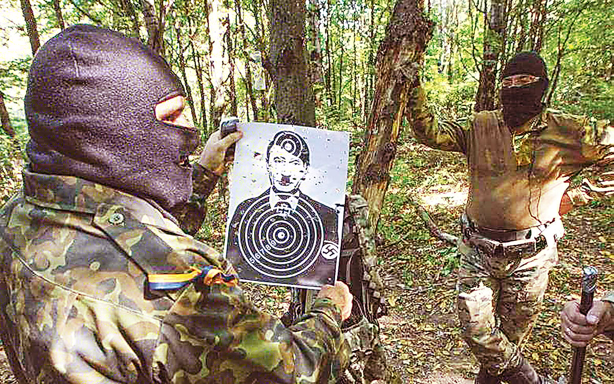 রাশিয়ার বিরুদ্ধে গেরিলাযুদ্ধে অংশ নিতে প্রশিক্ষণ নিচ্ছেন ইউক্রেনের যোদ্ধারা। ইউক্রেনের রাজধানী কিয়েভের উপকণ্ঠে