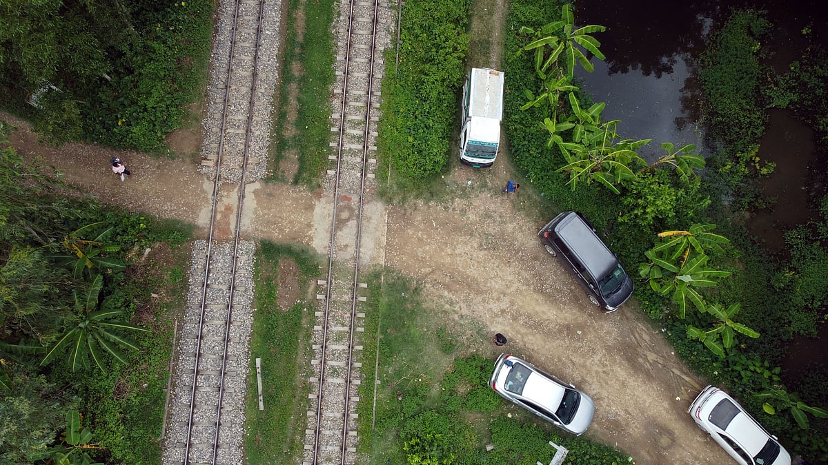সীতাকুণ্ডের বারৈয়ারঢালা ইউনিয়নের বড়দারোগাহাট এলাকার রূপসী ঝরনায় যেতে লেভেল ক্রসিংয়ে কোনো গেটম্যান বা প্রতিবন্ধক নেই। ছবিটি গতকাল শুক্রবার দুপুরে তোলা