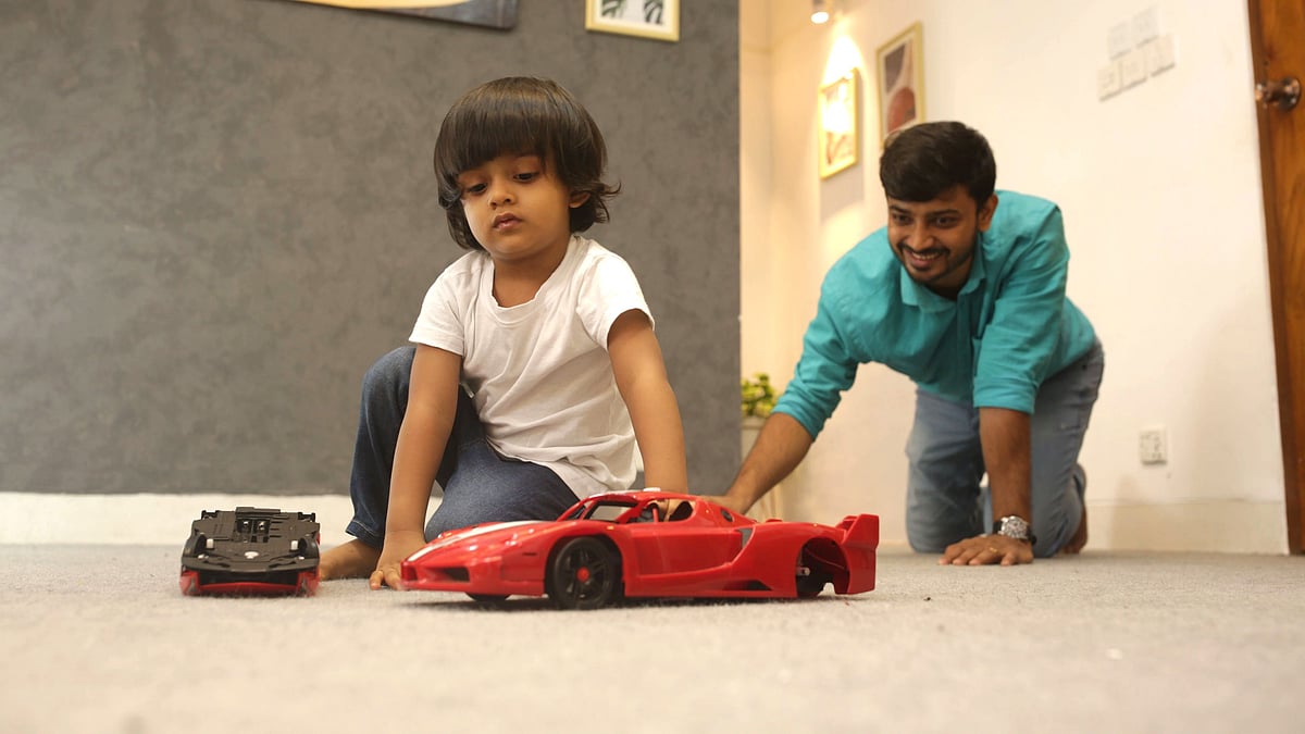 বাবার ব্যস্ত থাকলেও সন্তানের জন্য সময় রাখতে হবে। মডেল: রাসিন ও রাজন