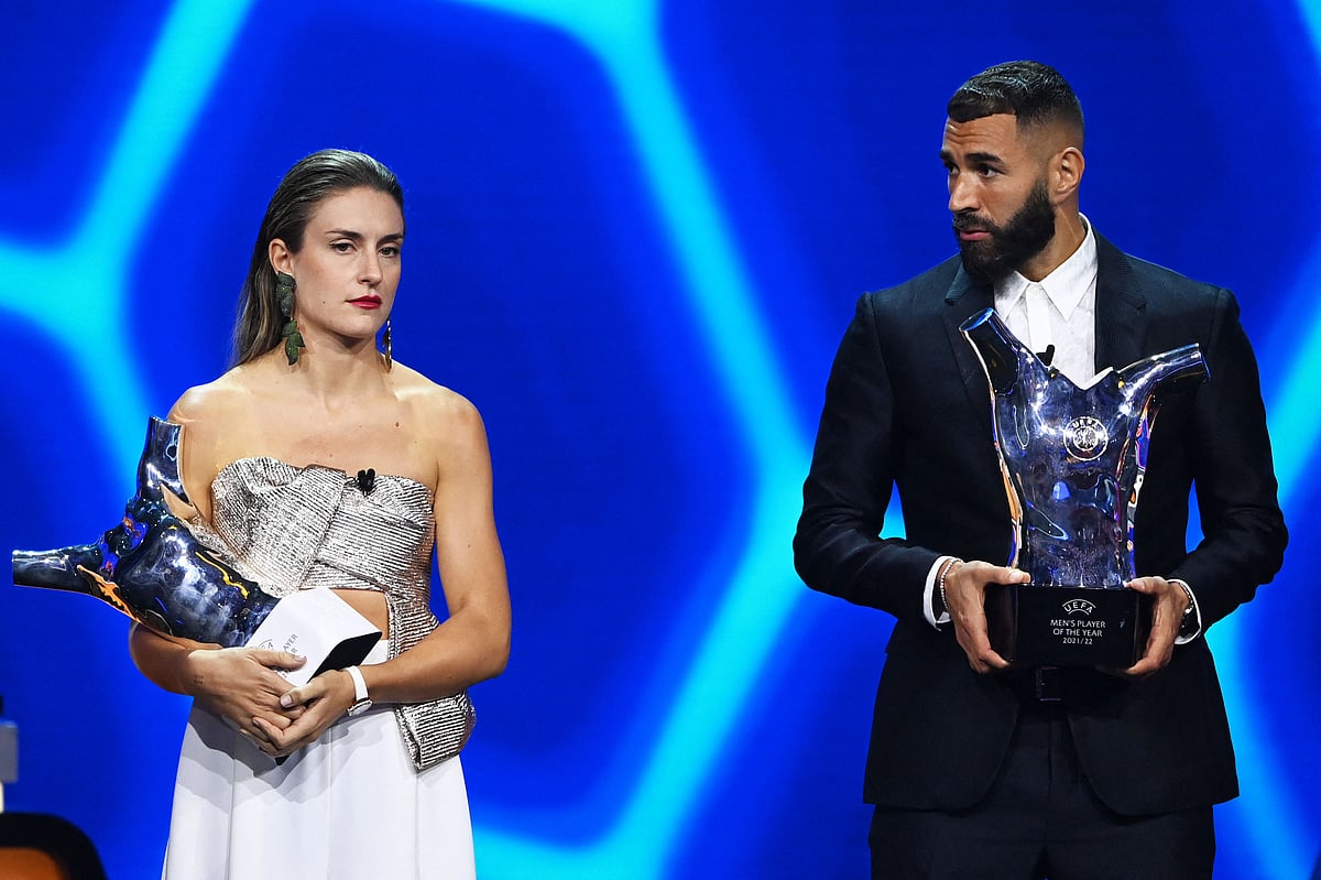 পুরস্কার হাতে মঞ্চে করিম বেনজেমা ও অ্যালেক্সিয়া পুতেয়াস