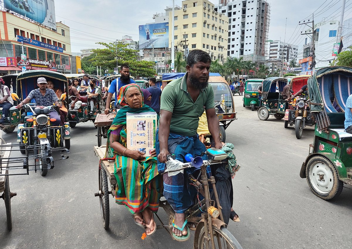 অটোরিকশার মালিক-চালকদের ধর্মঘটের কারণে স্বল্প দূরত্বের যাত্রীরা চরম দুর্ভোগে পড়েছেন। যাত্রীরা ভ্যানে, রিকশায় ও হেঁটে গন্তব্যে চলাচল করছেন। আজ দুপুরে শহীদ এ এইচ এম কামারুজ্জামান চত্বরে