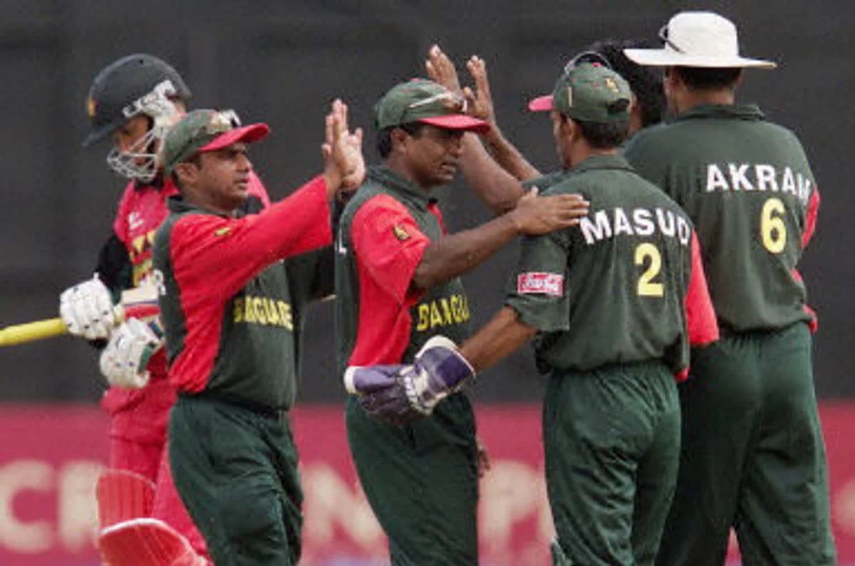২০০১ সালের জিম্বাবুয়ে সফরে প্রথম ওয়ানডেতে বাংলাদেশ দল।