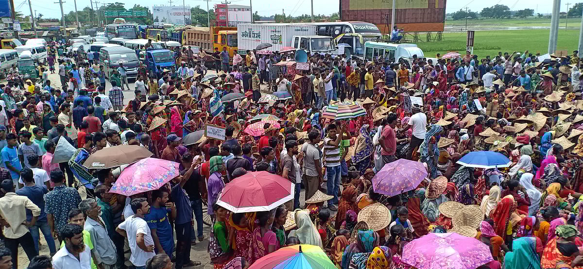 দৈনিক মজুরি ১৪৫ টাকা করার সিদ্ধান্ত প্রত্যাখ্যান করে হবিগঞ্জের মাধবপুরে ঢাকা-সিলেট মহাসড়ক অবরোধ করেন চা–শ্রমিকেরা। এতে মহাসড়কের দুই প্রান্তে হাজারো যানবাহন আটকা পড়ে। রোববার জগদীশপুর মুক্তিযোদ্ধা চত্বর এলাকায়