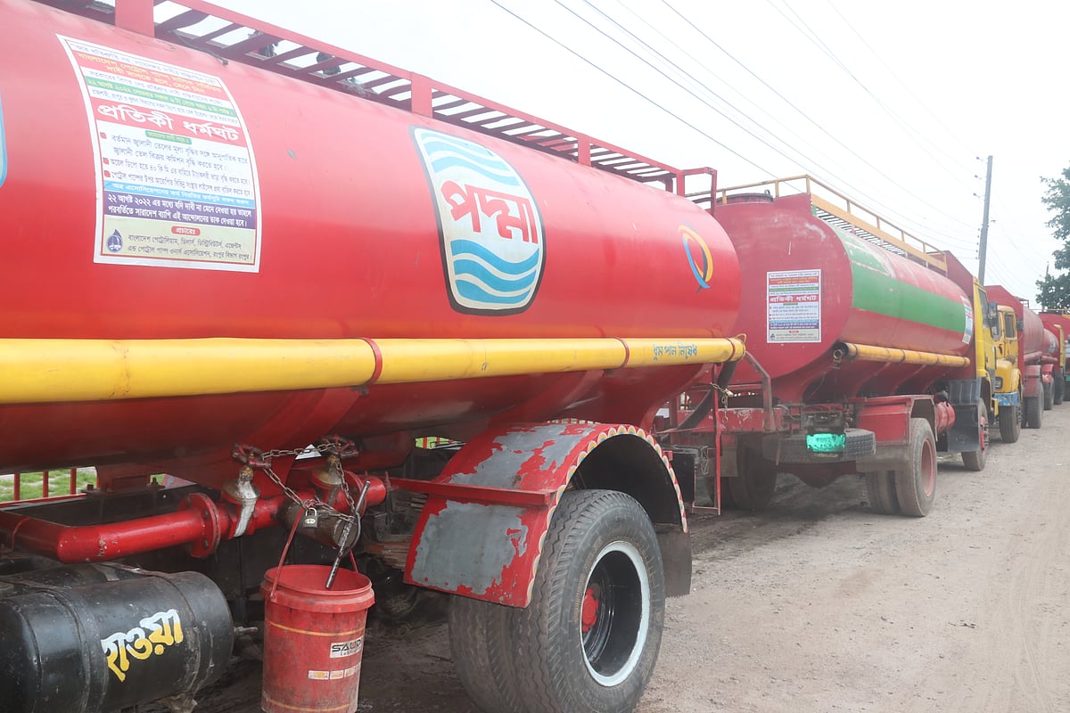 তিন দফা দাবিতে রংপুরসহ দেশের তিন বিভাগে ধর্মঘট করছেন জ্বালানি তেল ব্যবসায়ীরা। এ জন্য ডিপো থেকে ট্যাংক-লরিগুলো ফিলিং স্টেশনে জ্বালানি তেল পৌঁছে দেয়নি। আজ সকালে রংপুর নগরের রেলস্টেশন এলাকায়