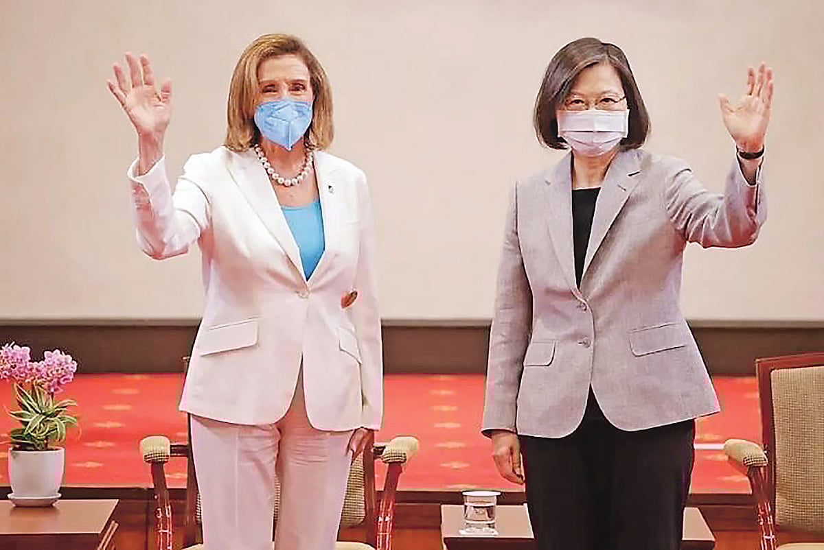 তাইওয়ানে সফরকালে মার্কিন স্পিকার ন্যান্সি পেলোসি (বাঁয়ে) ও তাইওয়ানের প্রেসিডেন্ট সাই ইং ওয়েন