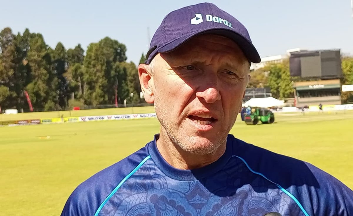 হারারেতে সংবাদমাধ্যমের সঙ্গে কথা বলছেন বাংলাদেশের পেস বোলিং কোচ অ্যালান ডোনাল্ড