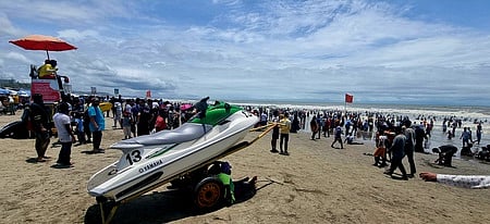 ছুটিতে কক্সবাজার সমুদ্রসৈকতে পর্যটকের ভিড়। সাম্প্রতিক তোলা