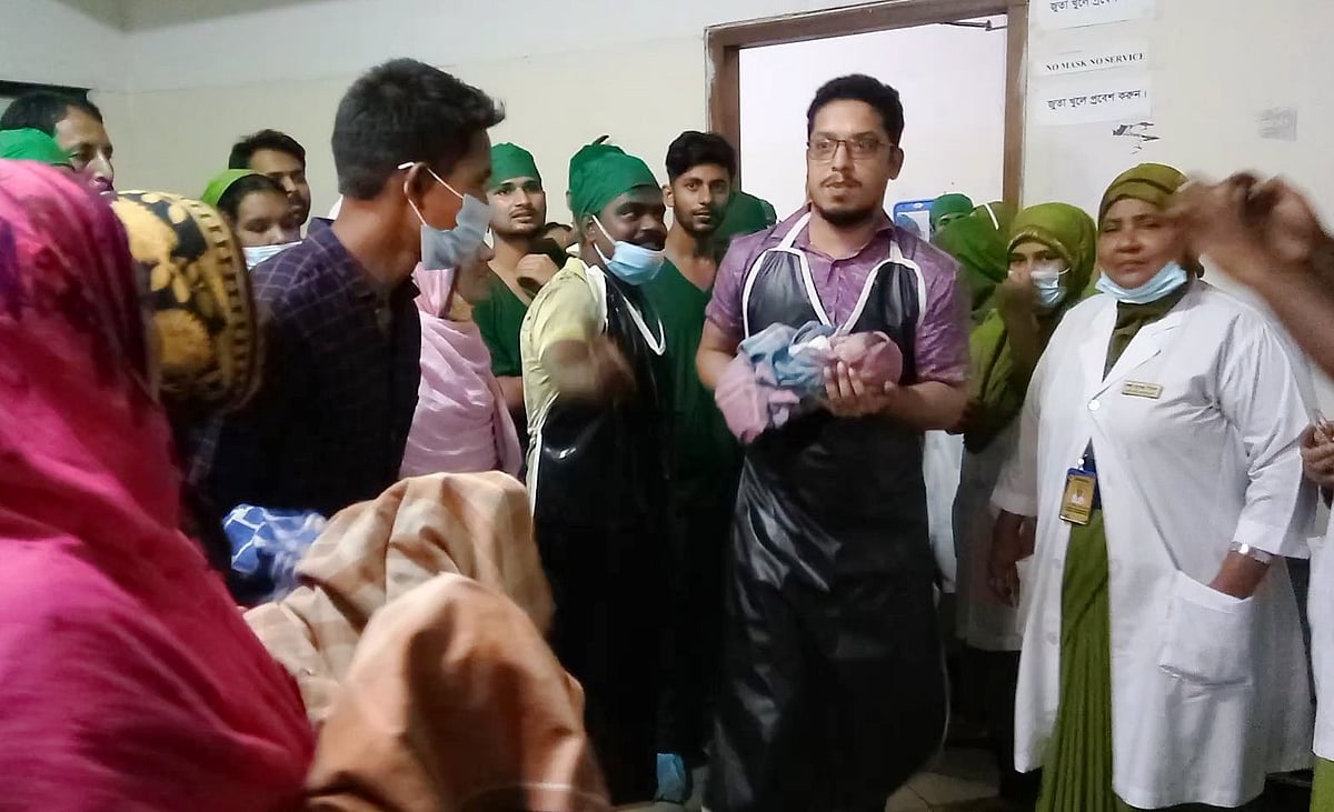চিকিৎসকের কোলে সদ্যপ্রসূত সন্তান। চার সন্তানের জন্মে খুশি স্বজনেরা। বুধবার দিনাজপুর এম আব্দুর রহিম মেডিকেল কলেজ হাসপাতালে
